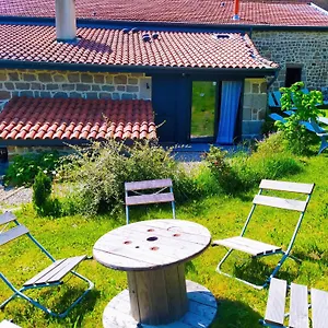 la-batisse-aux-lanternes-30-couchages-gite-de-charme.hotels-rhonealpes.com/